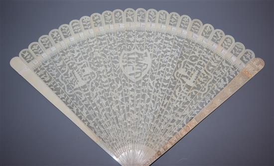 A Chinese Export ivory fan, late 18th century 27.5cm long